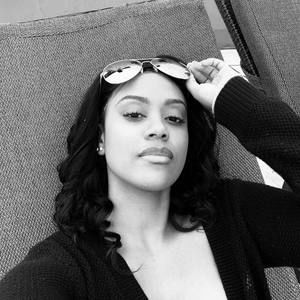 Meet your Posher, Larissa